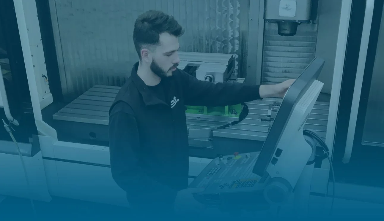 Technicien LONG MECA aux commandes d’un centre d’usinage de précision